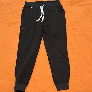 Figs Women's Black high waisted jogger scrub pants